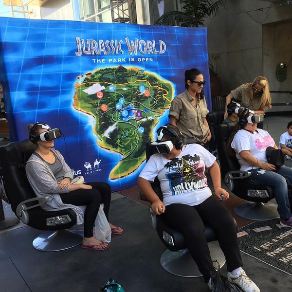 personnes testent un jeu de realite augmentee Jurassic World